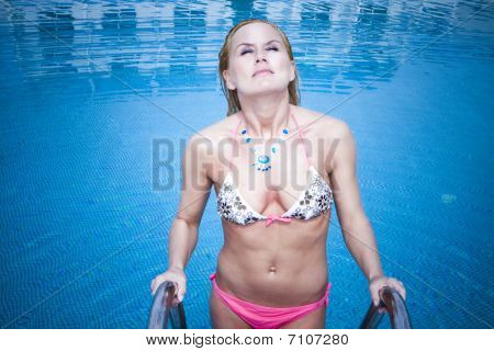 Donna sexy lasciando la piscina