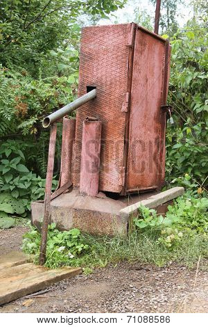 A water electric pump with a lock for pumping water from underground and pouring into vessel puted o