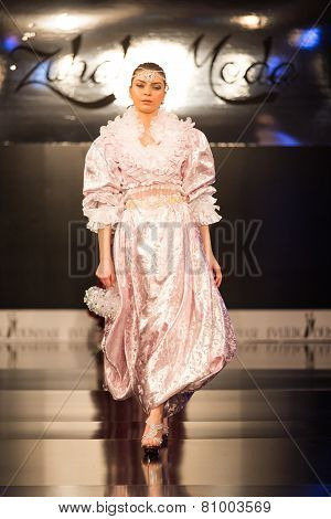 Zuhal Moda, Balkanlarin Buyulu Atesi Catwalk