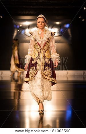 Zuhal Moda, Balkanlarin Buyulu Atesi Catwalk