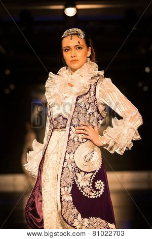 Zuhal Moda, Balkanlarin Buyulu Atesi Catwalk