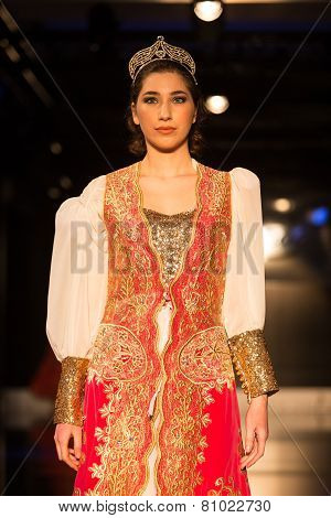 Zuhal Moda, Balkanlarin Buyulu Atesi Catwalk