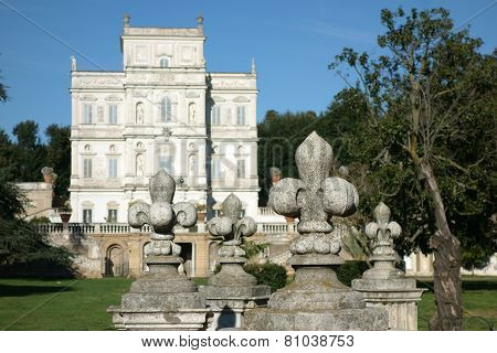 Lily Statue Pamphili  Coat Of Arms