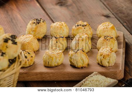 Cheesy Bites With Garlic And Blue Cheese