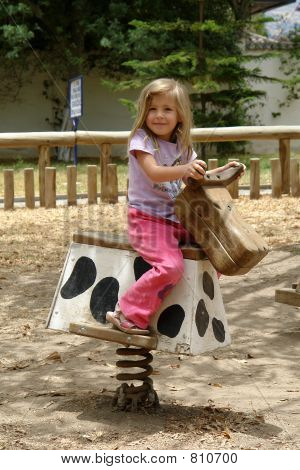 말에 어린 소녀