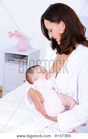 Frau stillen baby