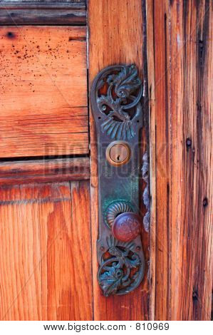 Porte, poignée de porte et serrure