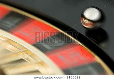 Piatto rotante di roulette con una palla in esecuzione