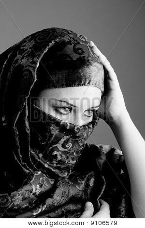 Arabisk kvinna som bär slöja, svart och vitt
