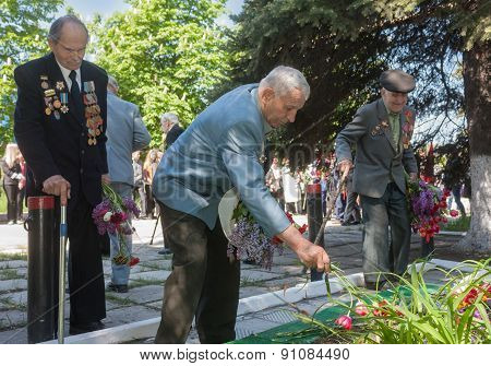 Makeevka, Ukraine - May, 7, 2014: World War Ii Veterans Laid Flowers At The Monument To Fallen Comra