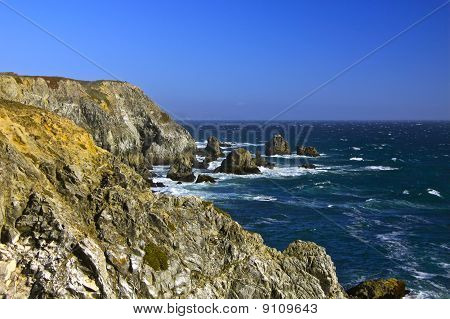Costa scoscesa del mare