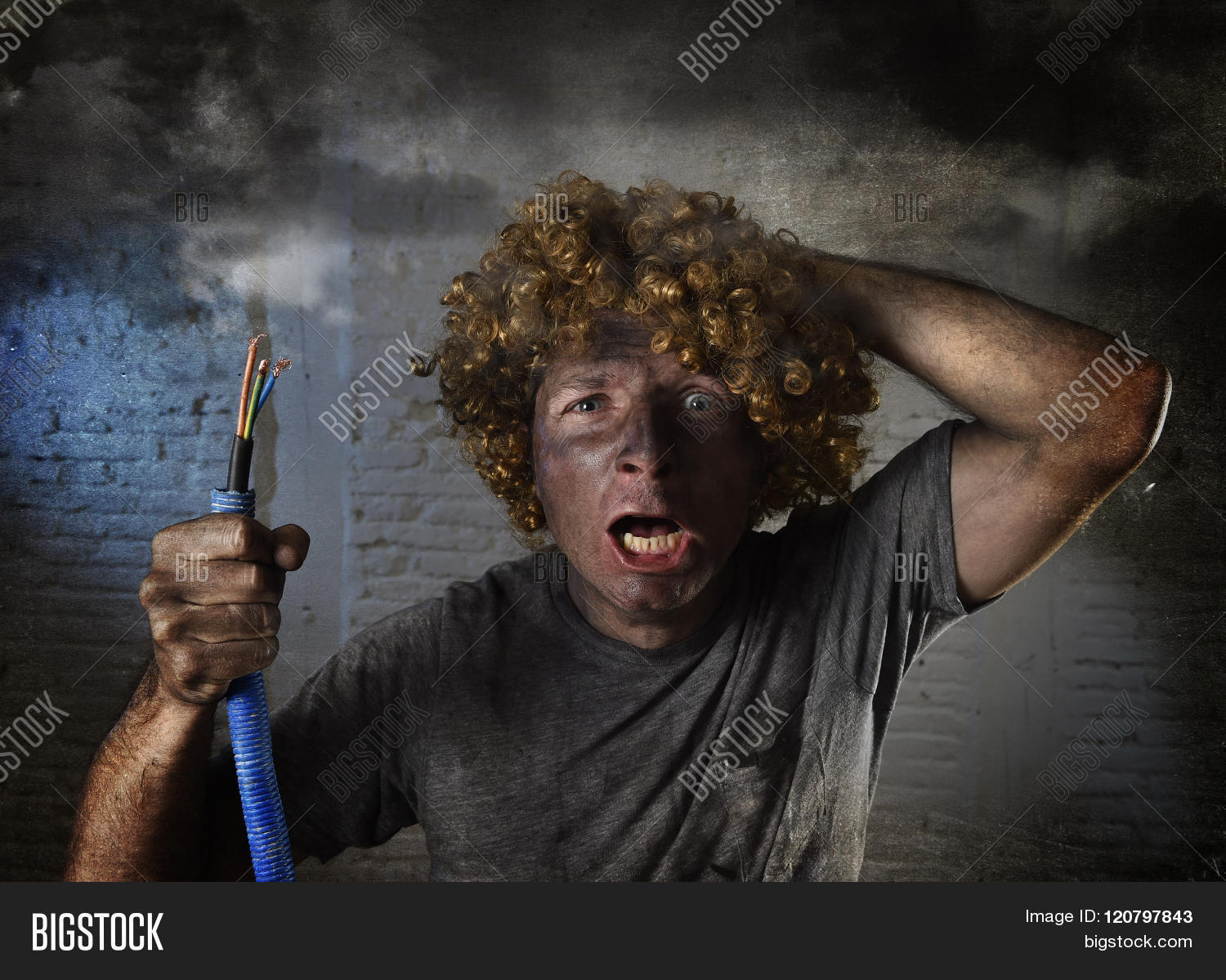 Человек ударенный током. Электрический угорь в руках. Что делать если ударило током в руку. Человек электричество. Ноги бьют током что это.