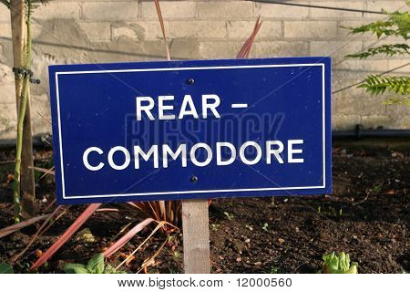 Tegn, bageste-Commodore