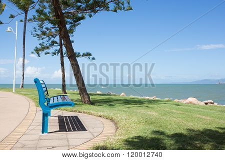 Park bench with nobody on it