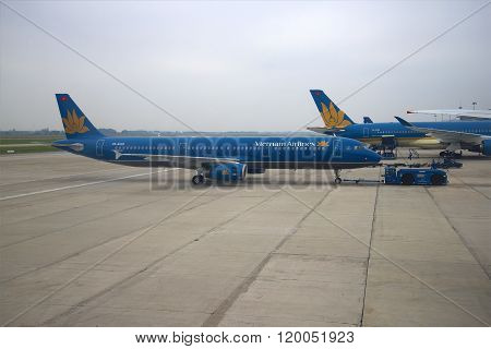 Airbus A321 (VN-A602) Vietnam Airlines transported to the runway. Noibai Airport, Hanoi