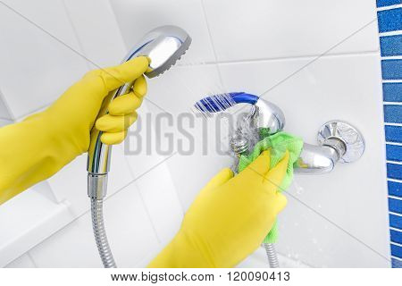 Shower in the hands of cleaning.