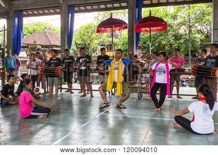 UBUD, BALI / INDONESIA - MAR 1, 2016: Unidentified teenagers at the time of preparations for Ngrupuk parade, which takes place on the eve of Nyepi day in Bali. Nyepi is a public holiday in Indonesia.