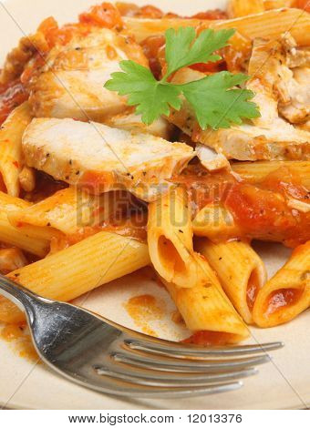 Penne pastaa, kanaa ja arrabiata-kastiketta
