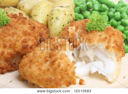 Panierte Kabeljau mit neuen Kartoffeln und Erbsen