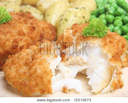 Panierte Kabeljau-Filet mit neuen Kartoffeln und Erbsen.