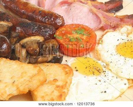 Colazione cucinata con hash browns,