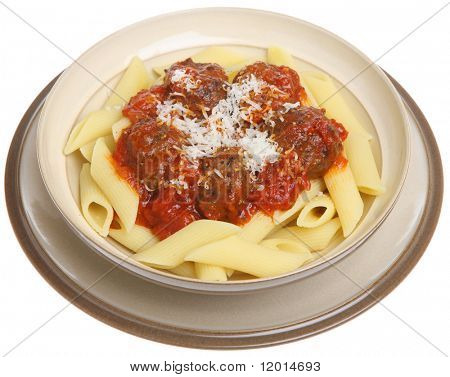Pulpety w sosie pomidorowym z makaron rigatoni.