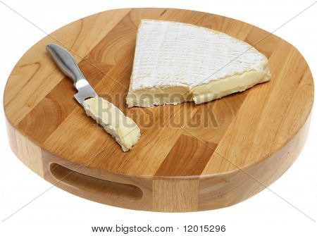 Brie Käse auf hölzernen Käseplatte.