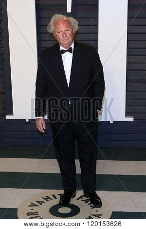 LOS ANGELES - FEB 28:  Graydon Carter at the 2016 Vanity Fair Oscar Party at the Wallis Annenberg Center for the Performing Arts on February 28, 2016 in Beverly Hills, CA