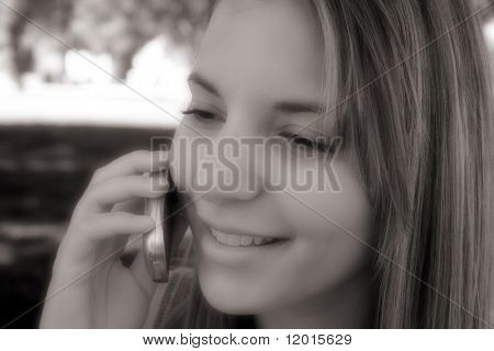 Eine junge Frau auf einem Handy.