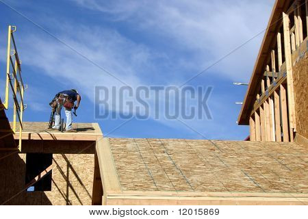 Un operaio edile, costruendo una casa.