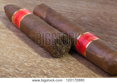 Different cigars on the very old wooden table
