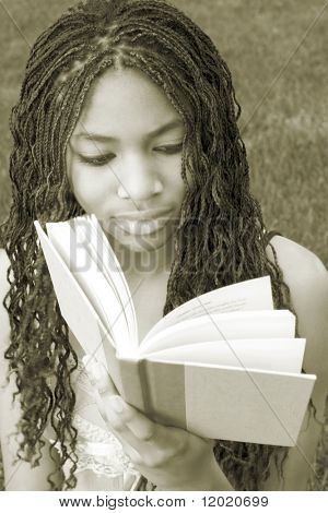Mädchen Schüler lesen