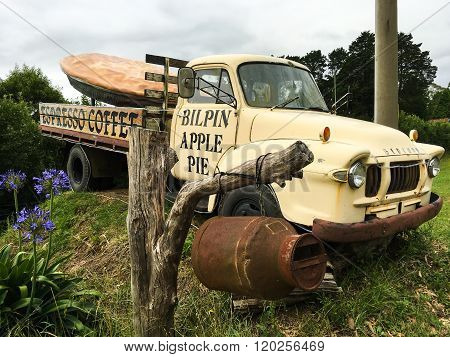 MOUNT TOMAH, NSW/AU, DEC 27, 2016 - BILPIN APPLE PIE. An unique vintage truck with a giant pie - the cafe and its pie is really eye catching in this road side coffee parlour in the  Bell Line of Road.