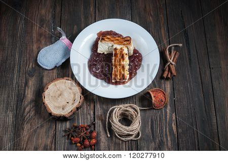 Berry drink. Saucer kissel with cheese casserole and spices on wood