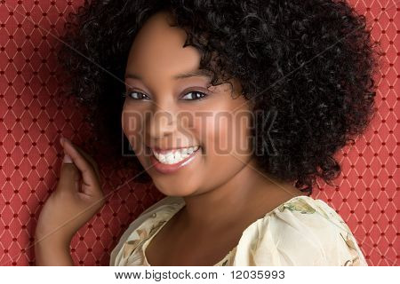 Hermosa mujer negra sonriente