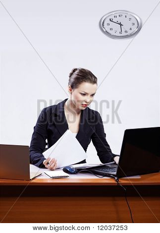 Empresária com dois Laptops