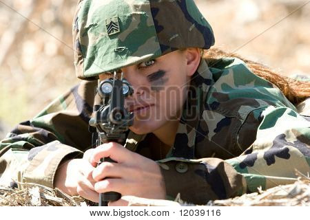 Militärische Frau mit Pistole