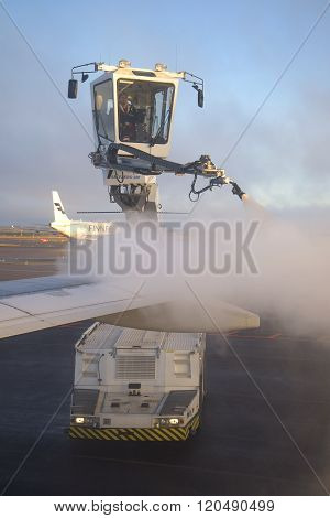 Deicing treatment of an airplane wing at Helsinki Airport