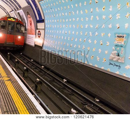 Train Arrives At The South Kensington Metropoliten And District Railway Station