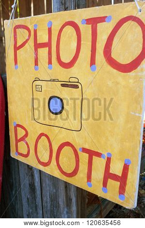 Handmade Sign Directs Carnival Patrons To Photo Booth