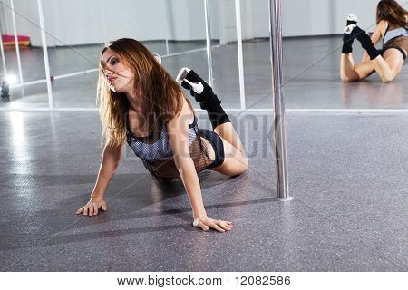 Giovane donna ballando con palo
