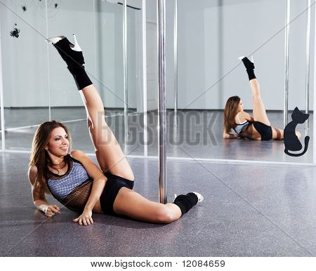 Giovane donna ballando