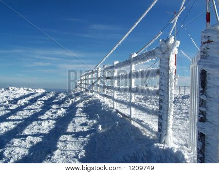 gefrorene Zaun oben auf dem Berg