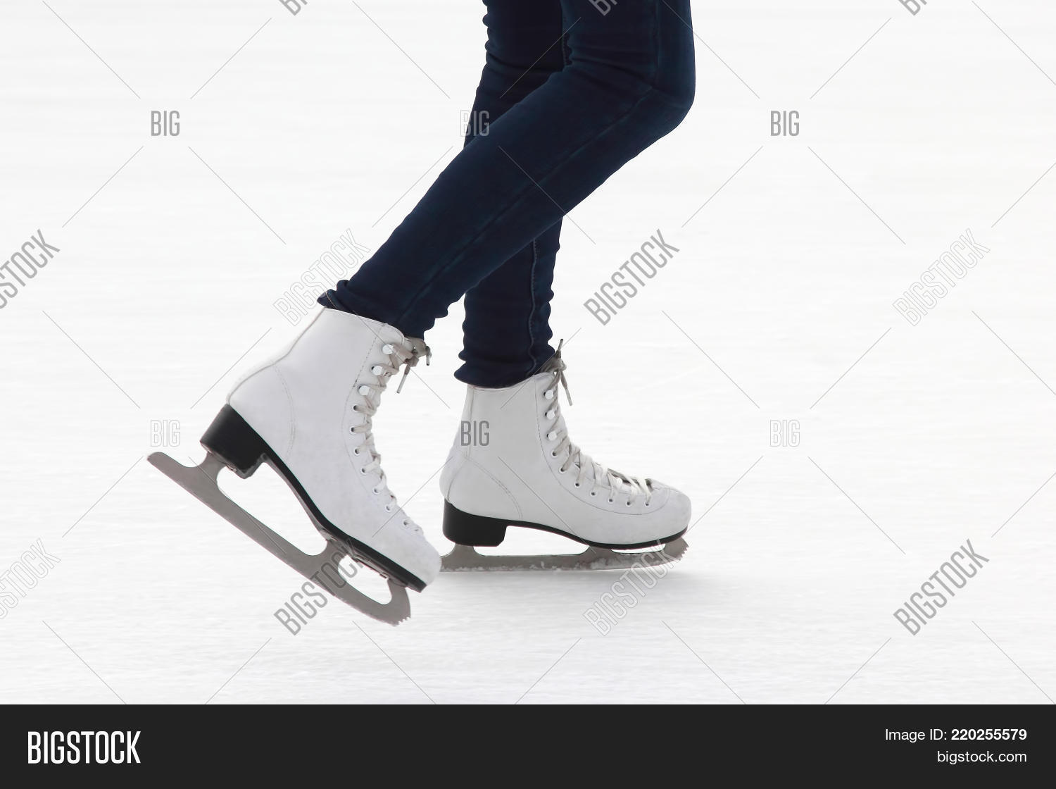 Конек без ноги. Фигурист без ступней. Ножки фигуристок. Ноги в коньках. Девушка на коньках со спины.