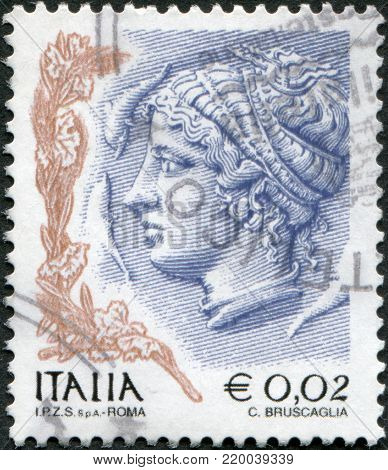 ITALY - CIRCA 2004: A stamp printed in Italy, is shown Profile of woman from Syracuse tetradrachm, circa 2004