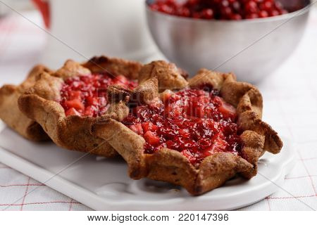 Traditional Russian pastry shanga with berries