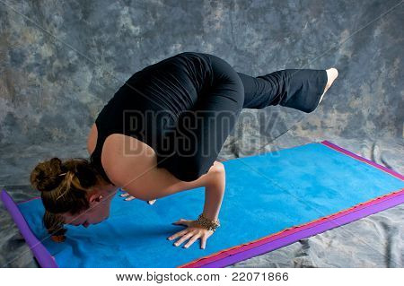 요가 운동 Galavasana 또는 세이 지 포즈 스튜디오에서 일 하는 여자