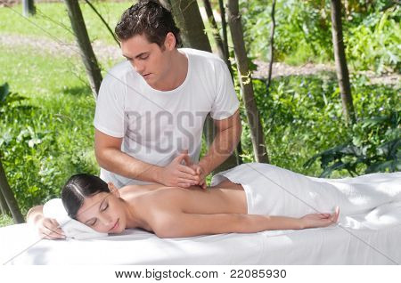 Vrouw massage van buiten ontvangen met professionele masseuse