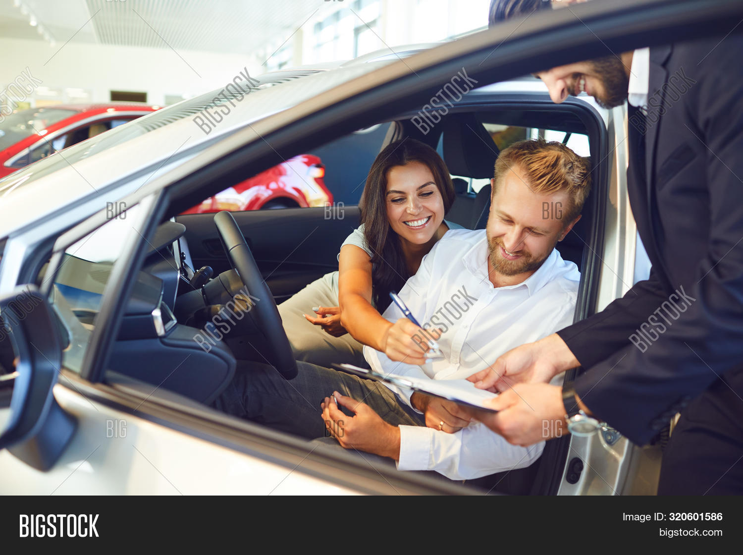 пара купил автомобиль. пара купил автомобиль. автомобиль мужа. девушка выбирает автомобиль. покупатель автомобиля.