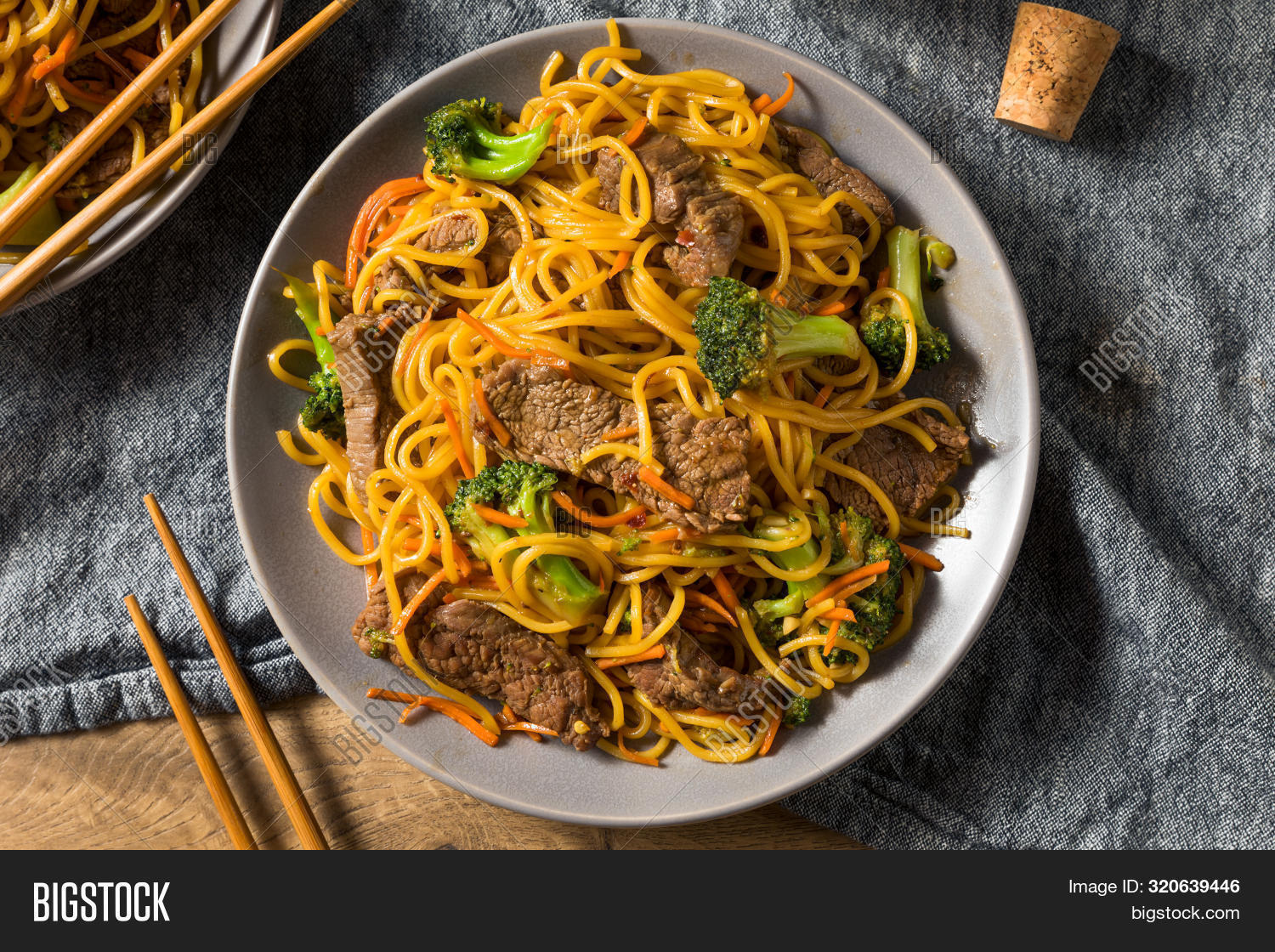 Китайские макароны. Лапша beef. Лапша beef. Корейская лапша. Лапша тайваньская фон.